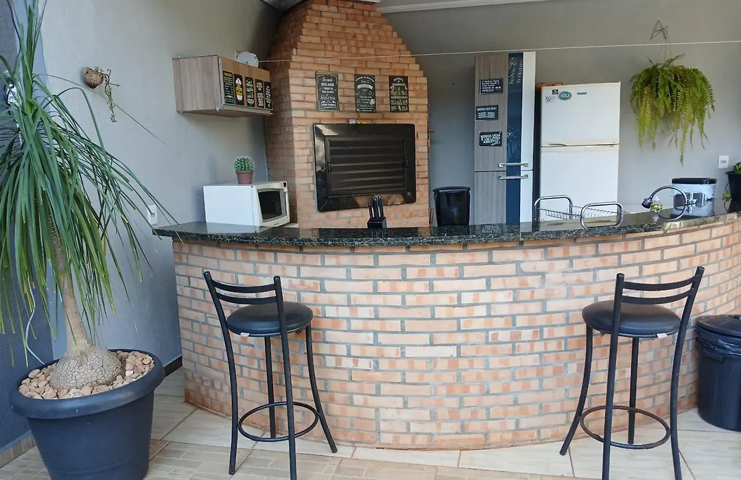 Edicula com um quarto banheiro e piscina e lazer-1
